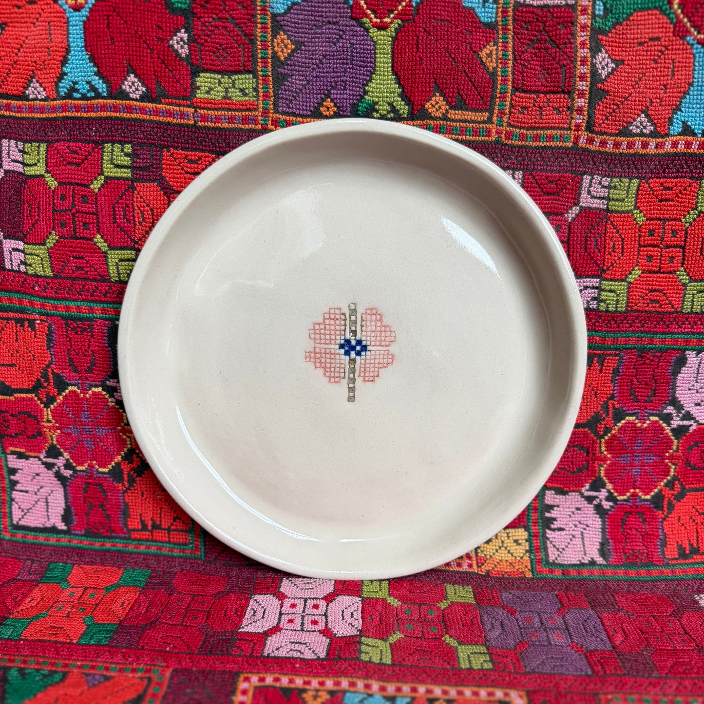 Hebron Rose (زهرة الخليل) – 18cm Beige Side Plate | Center Motif