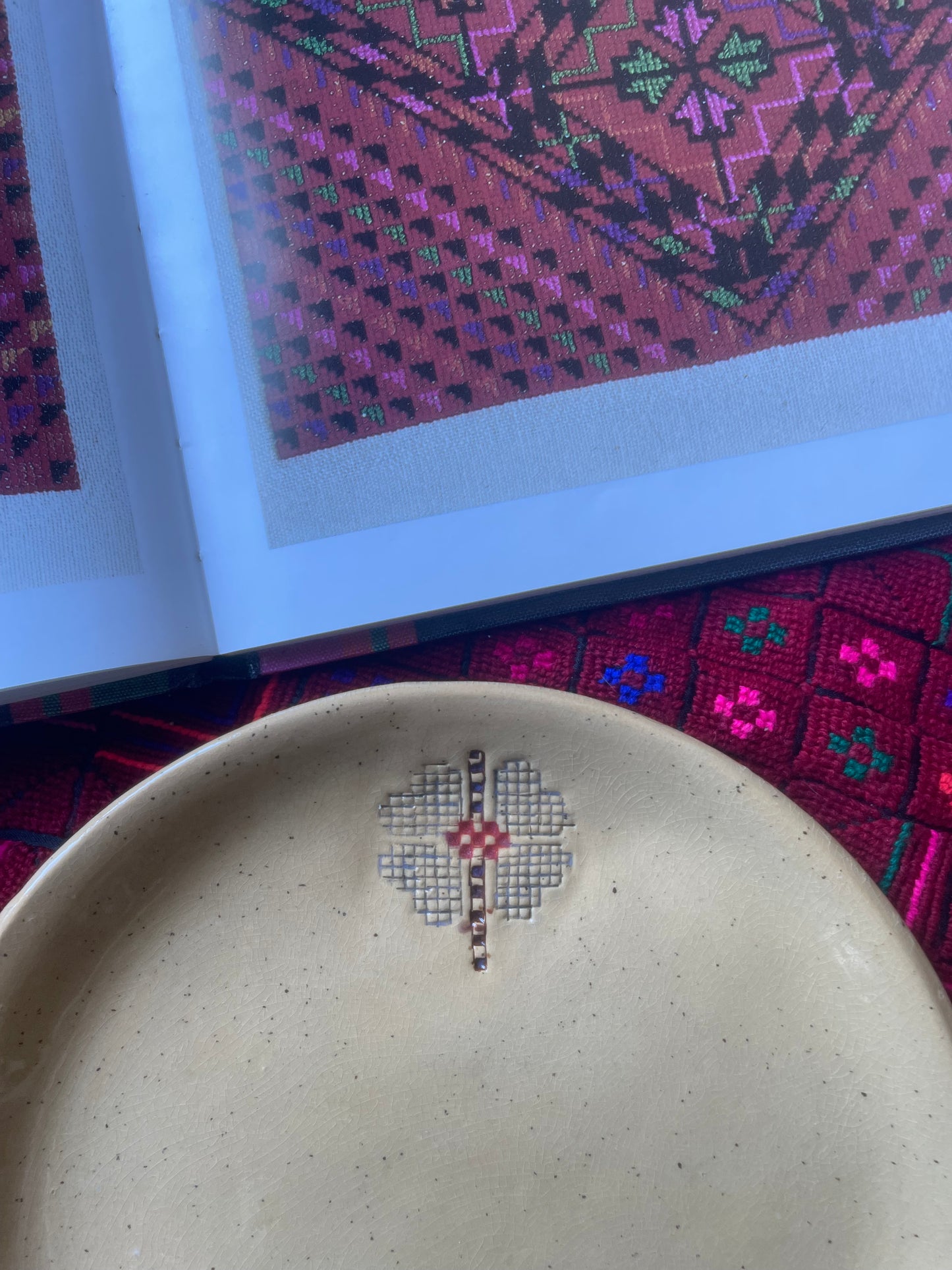 Speckled Hebron Rose (18 cm plate)
